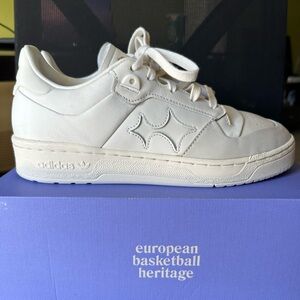 Adidas Real Madrid Basketball 
RIVALRY 86 LOW BSTN RM UV2
Mens 8.5